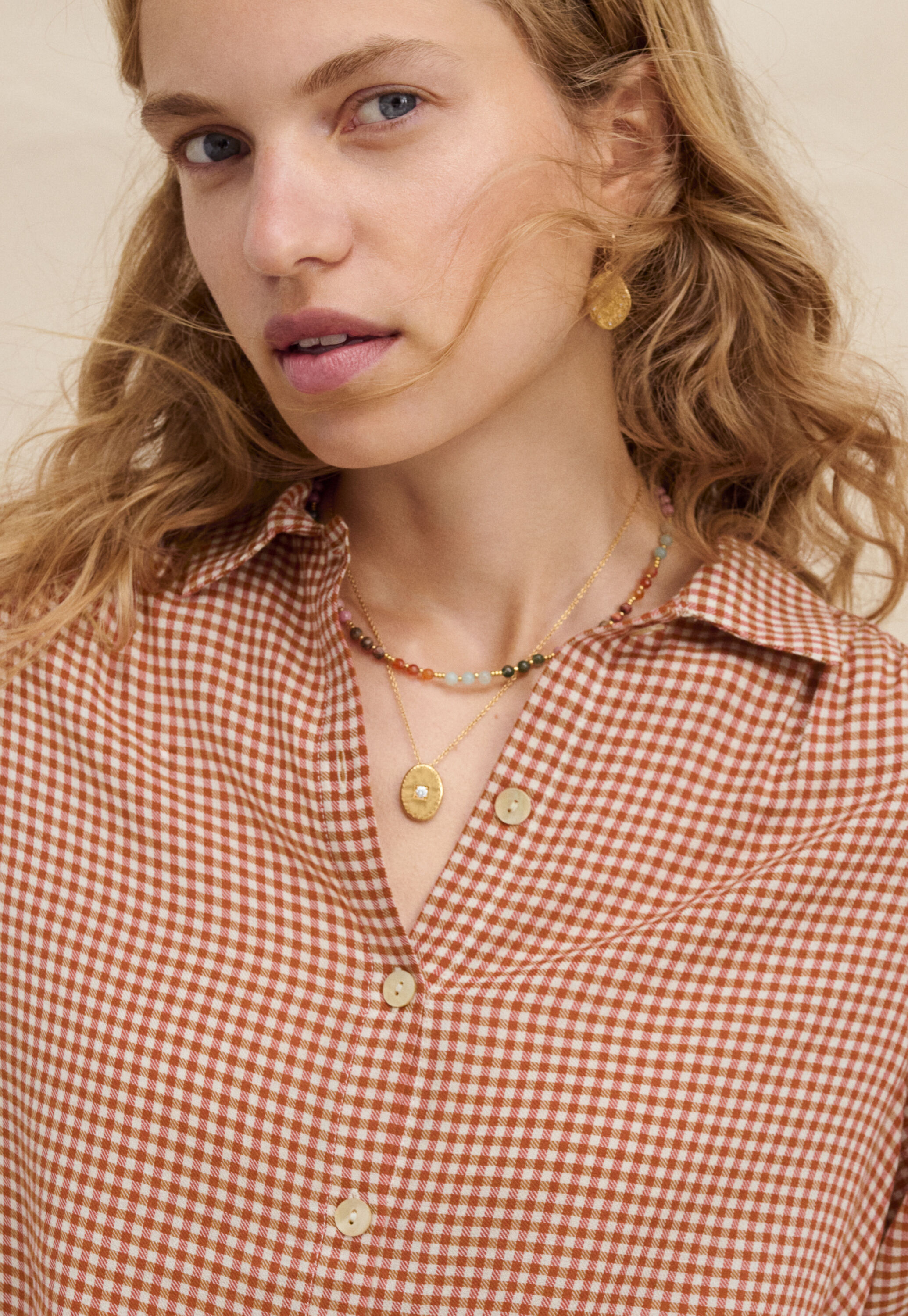 Oval pendant necklace