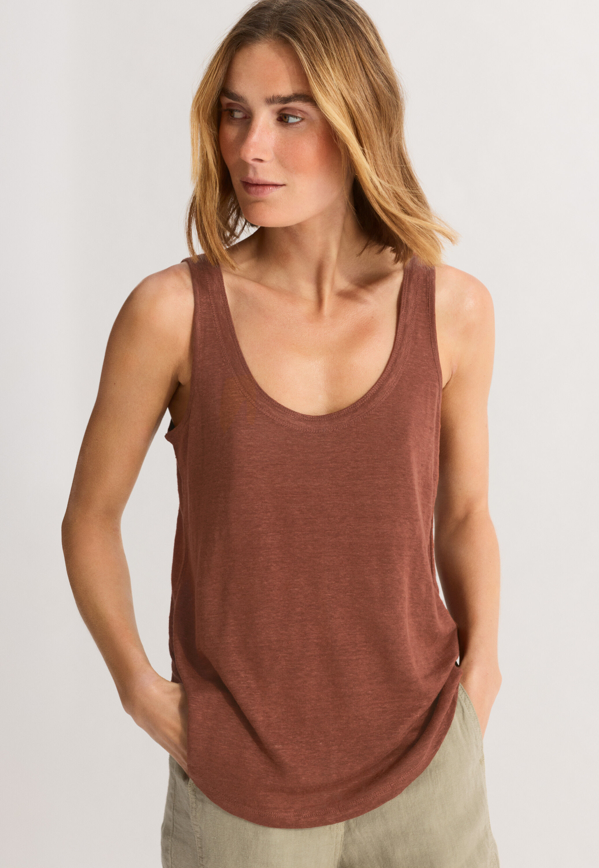 Scoop-neck vest