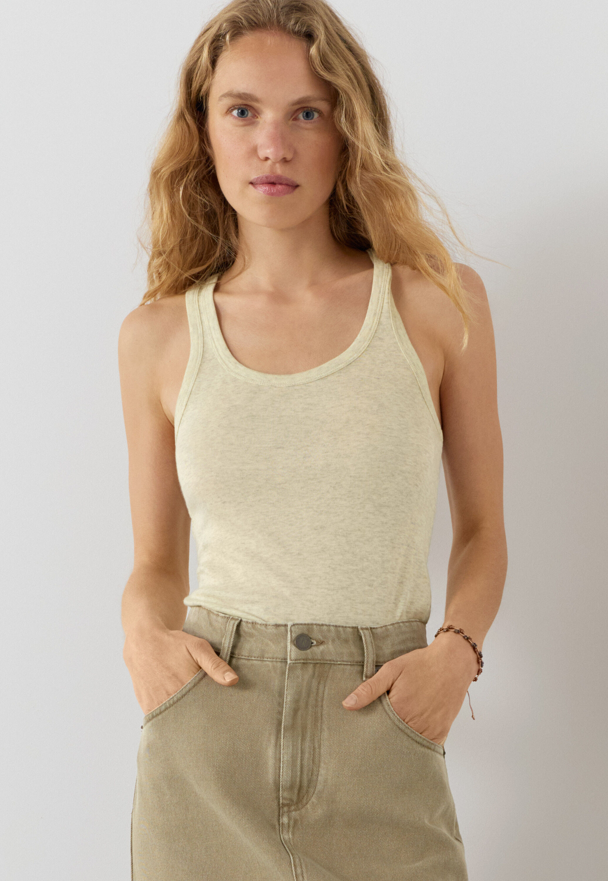 Scoop-neck vest