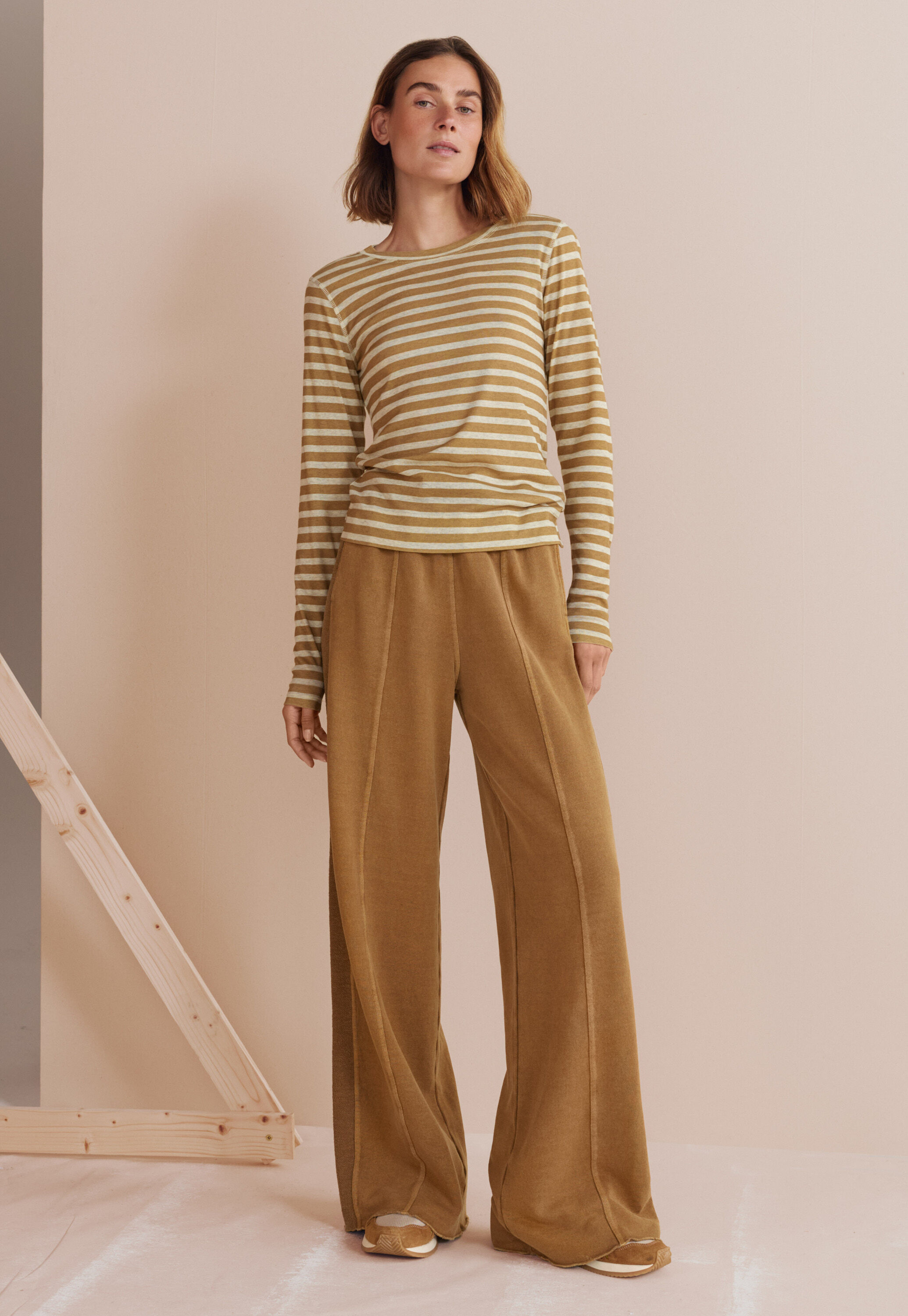 Wide-leg jogger