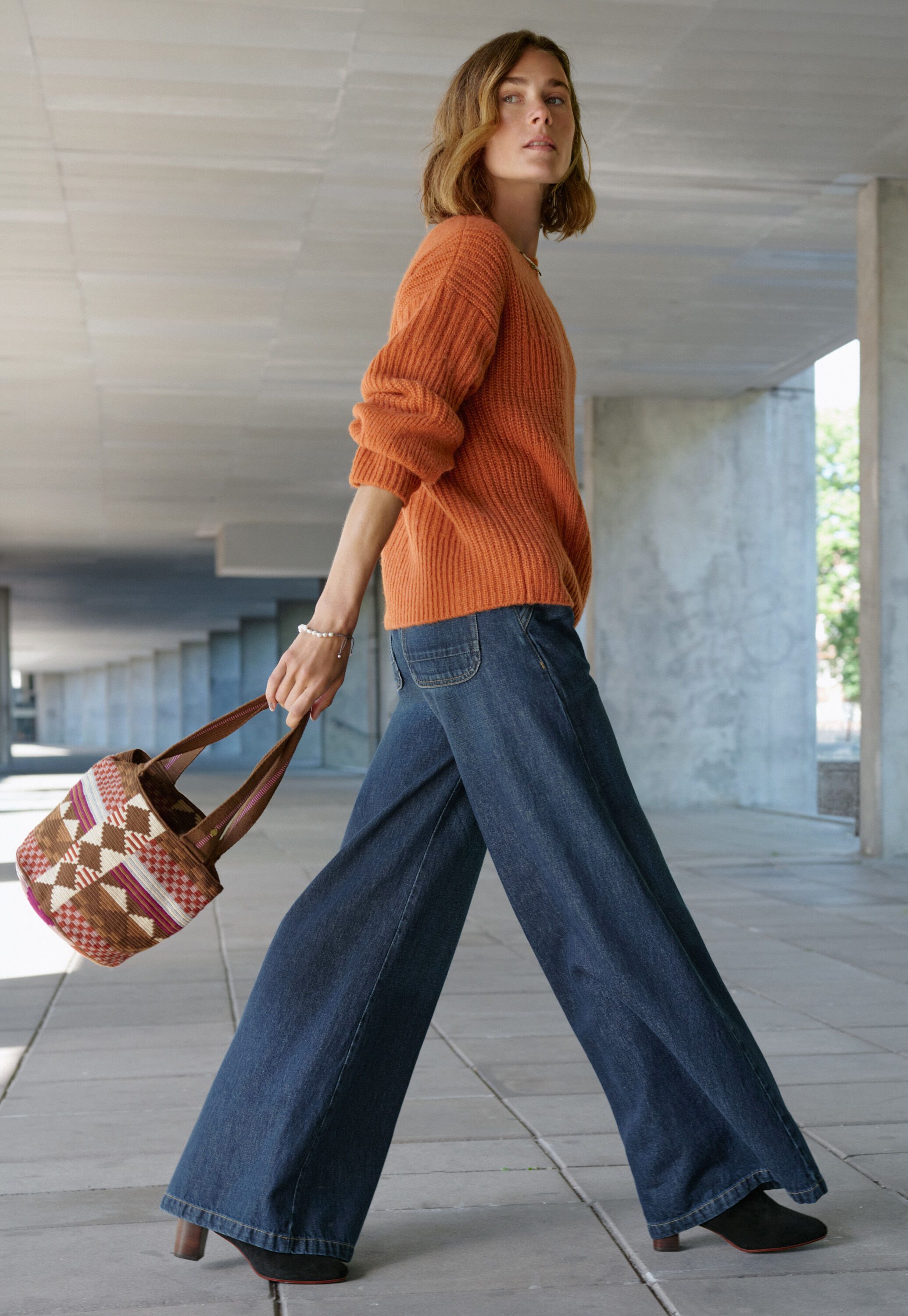 Woven bucket bag
