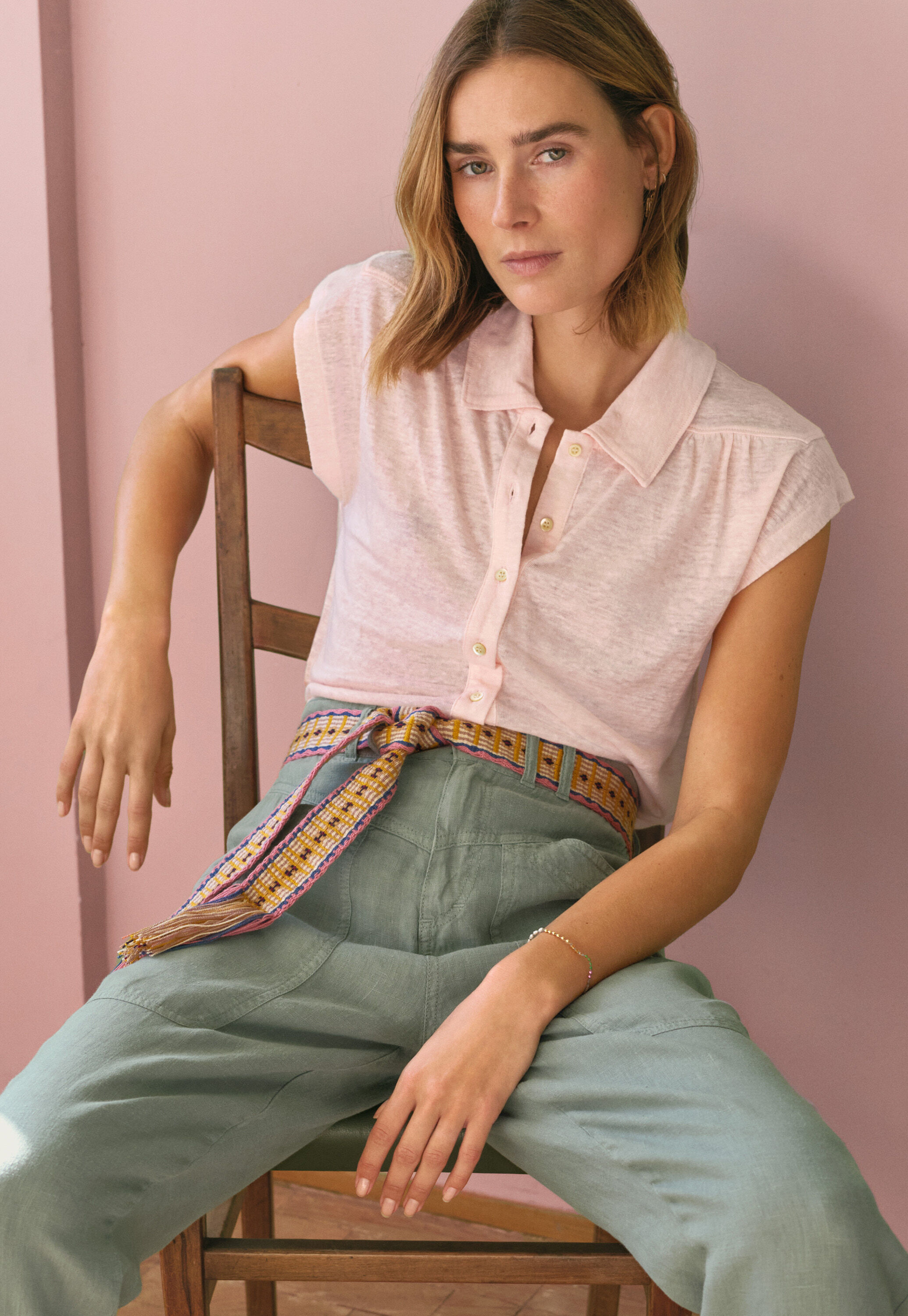 Sleeveless collared top