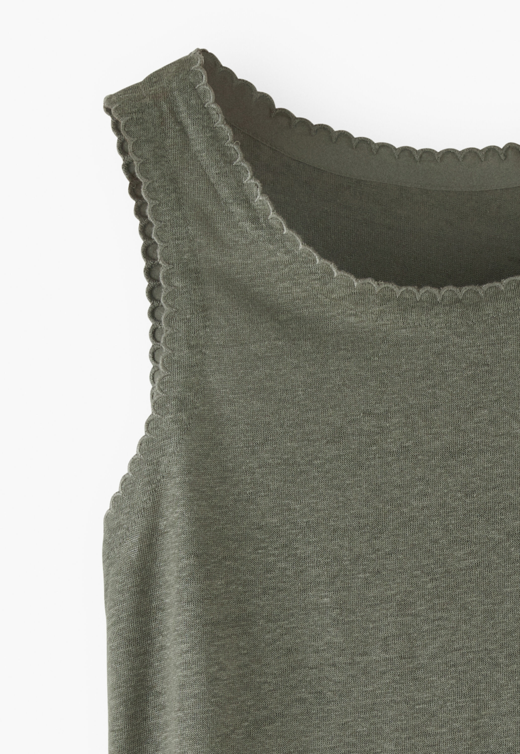 Scallop-edge vest