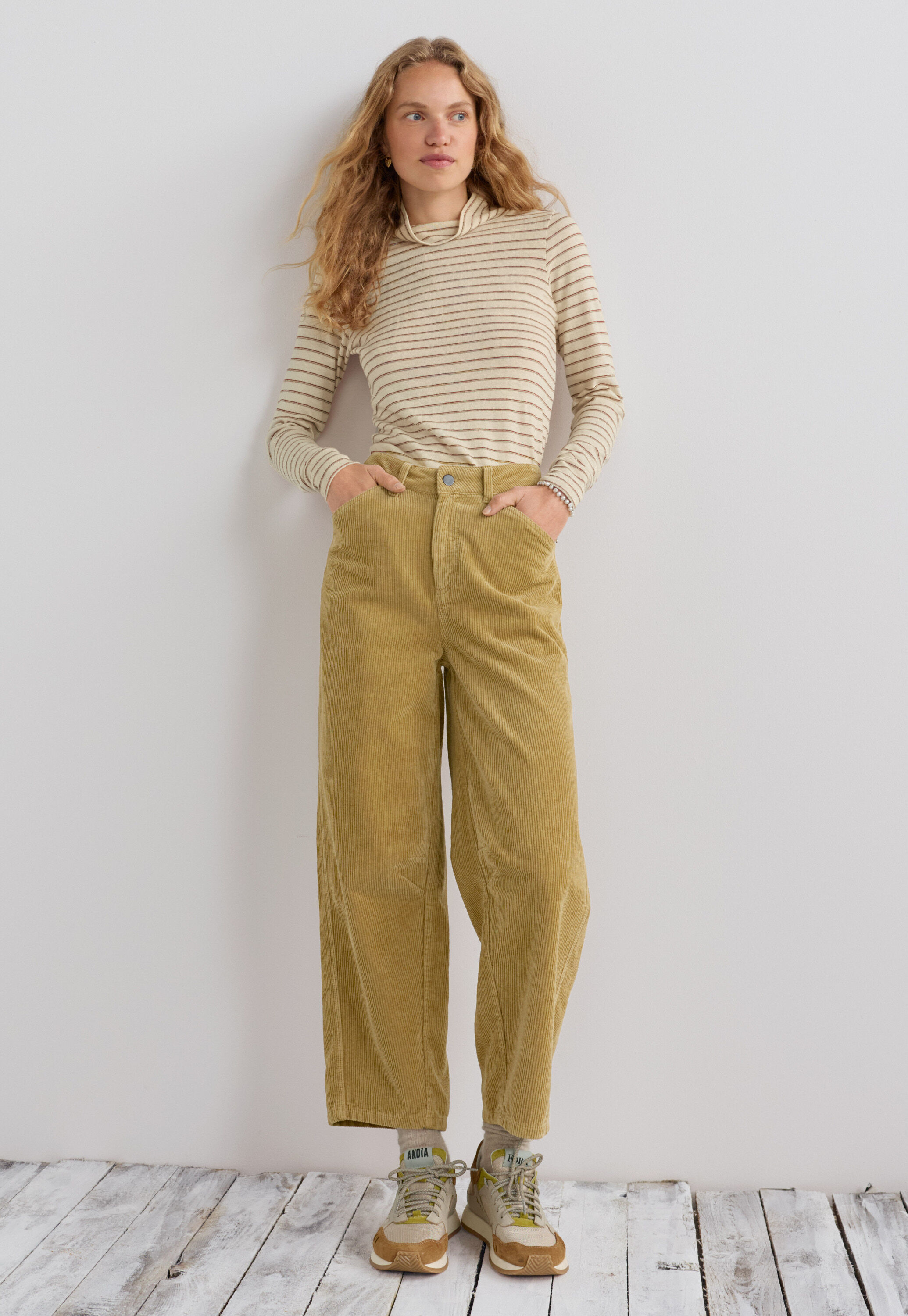 Horseshoe cord trouser