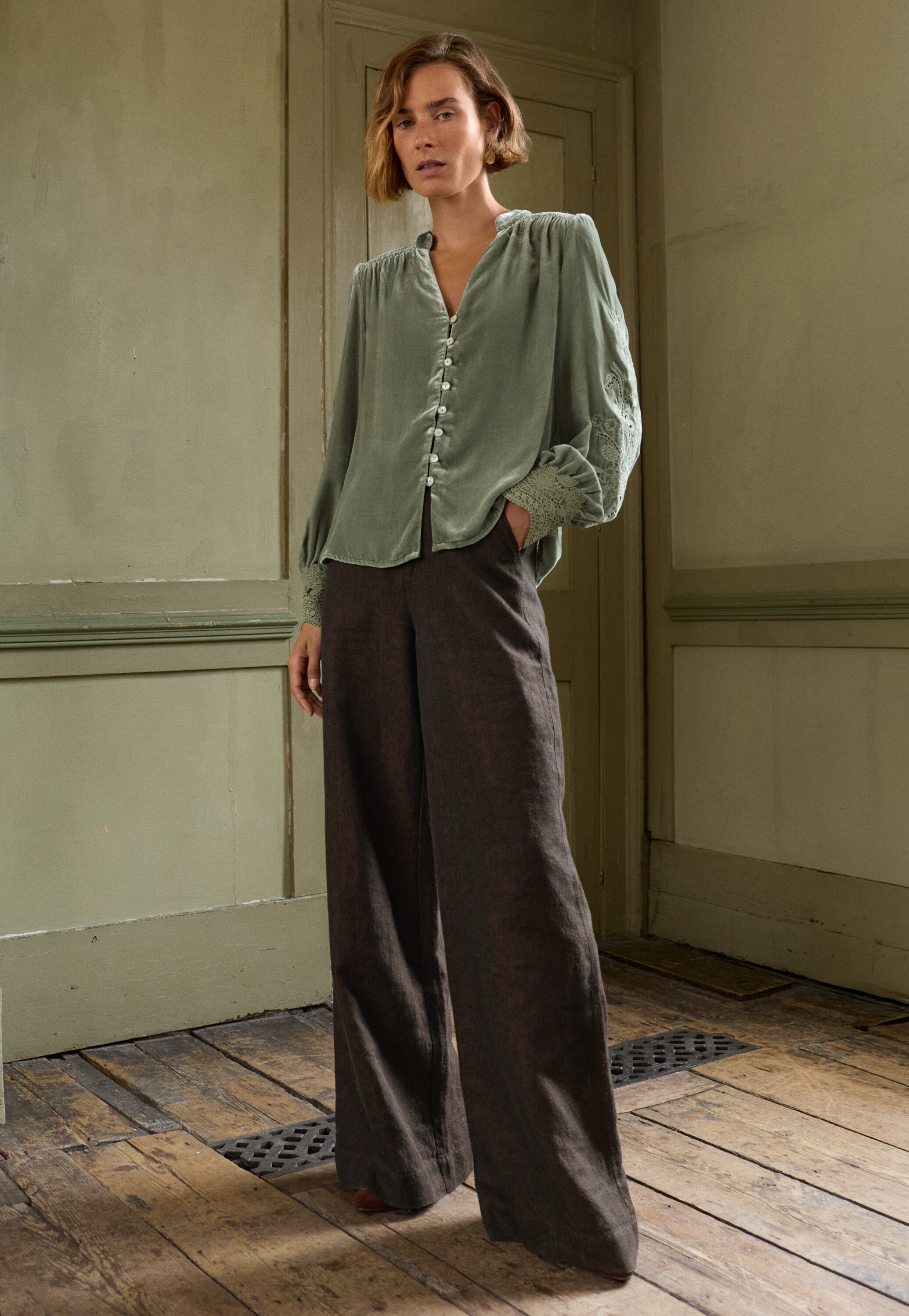 Wide-leg trouser