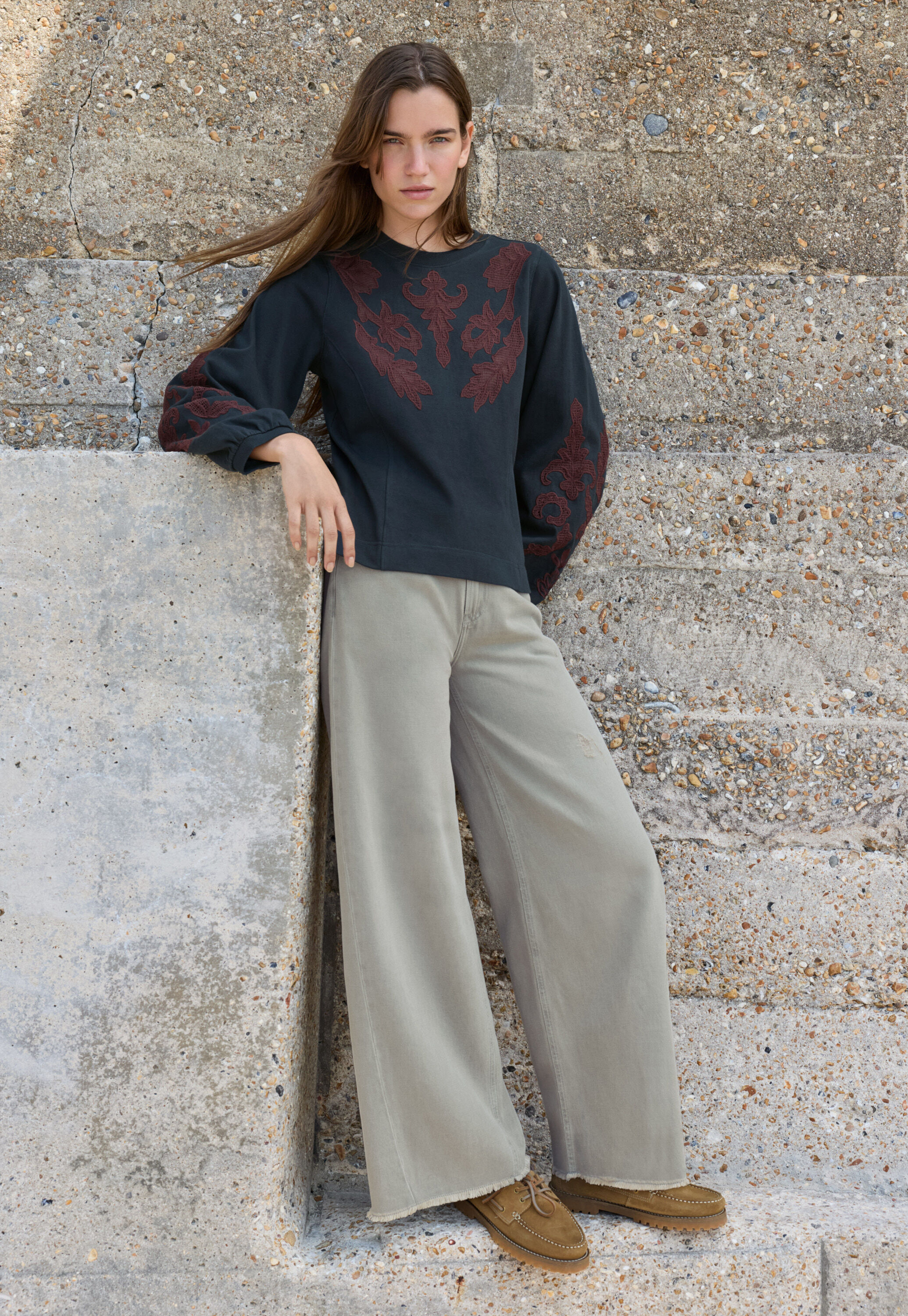 Mid-rise wide-leg jeans