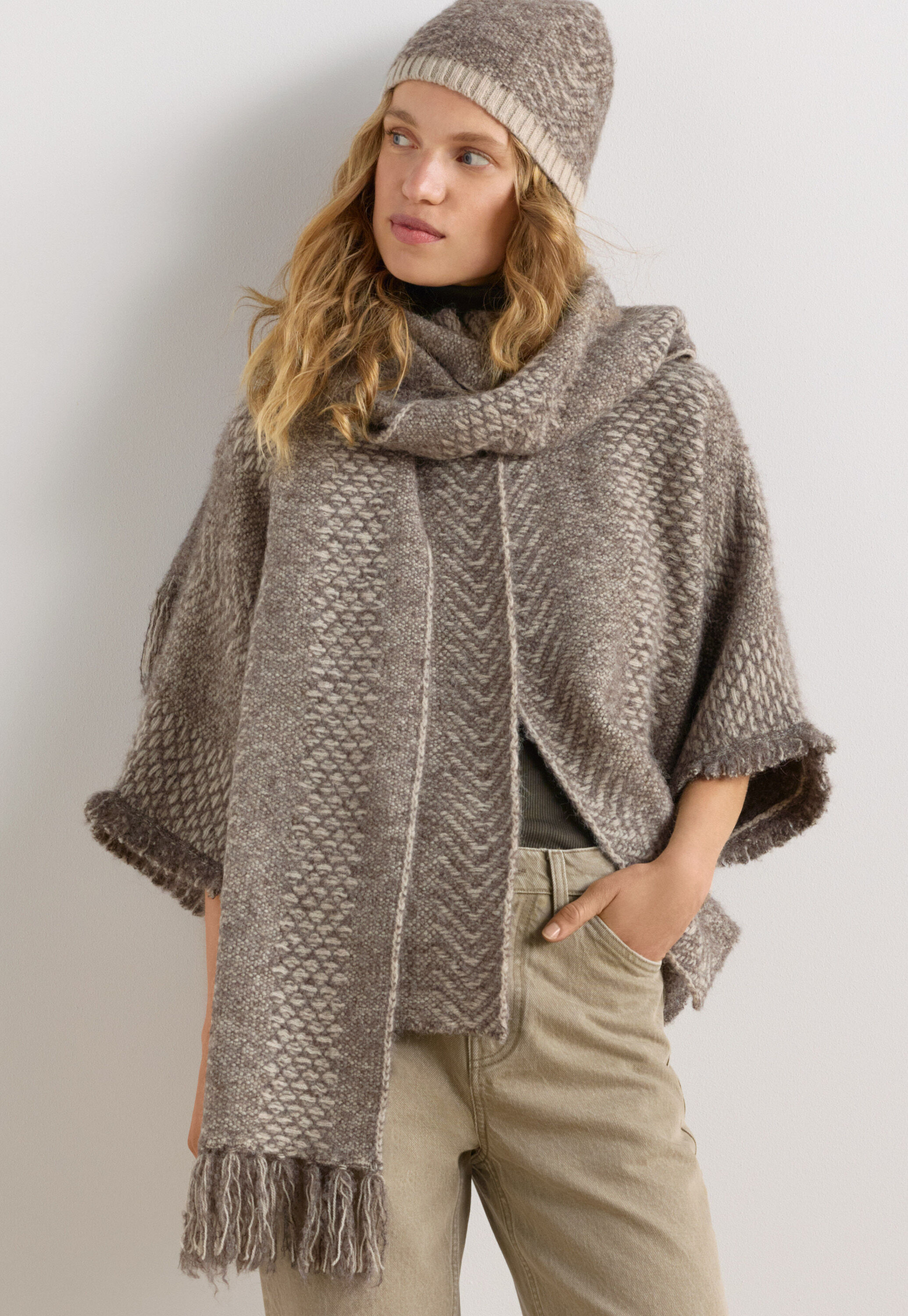 Sleeveless checked jacket