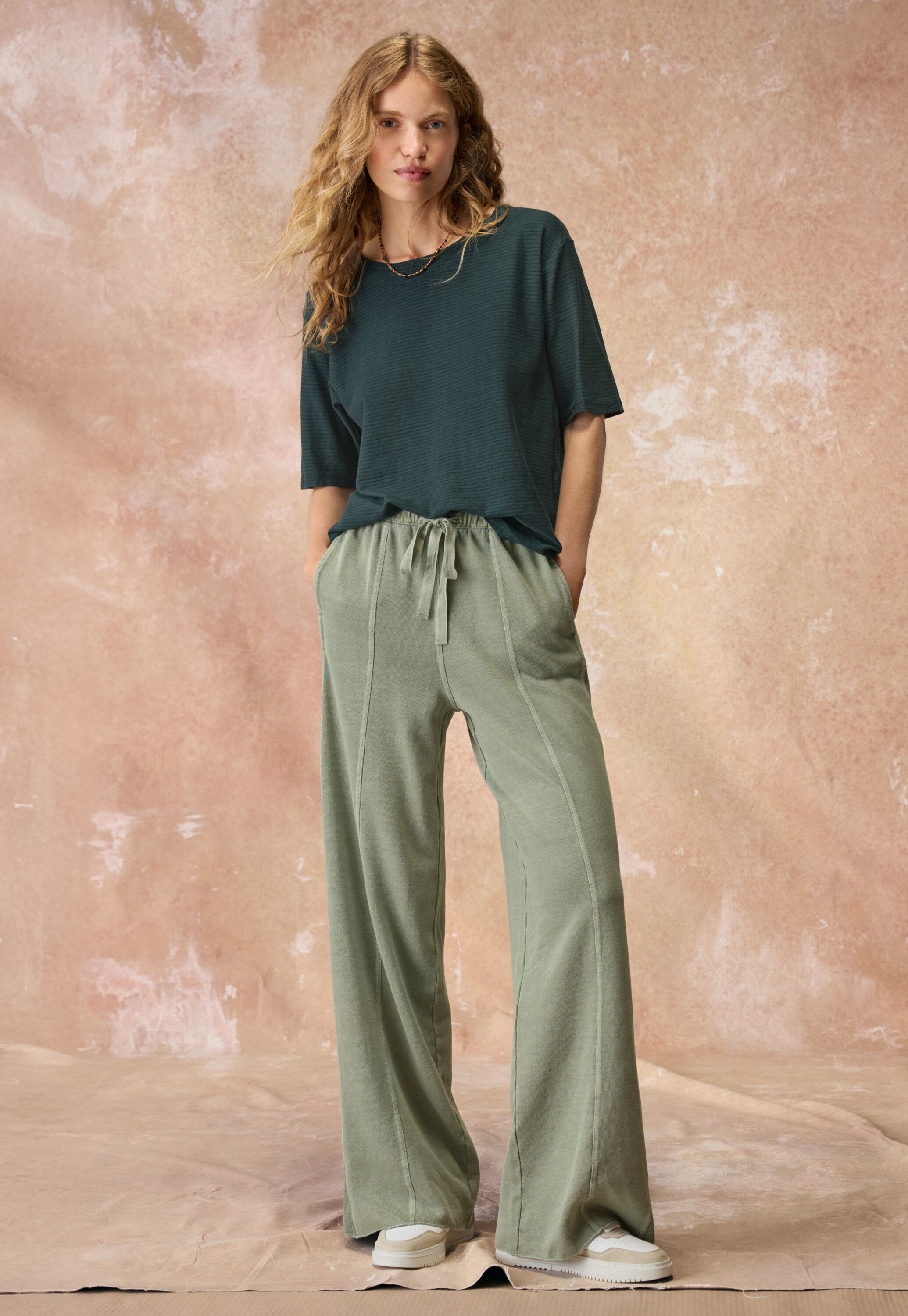 Wide-leg jogger